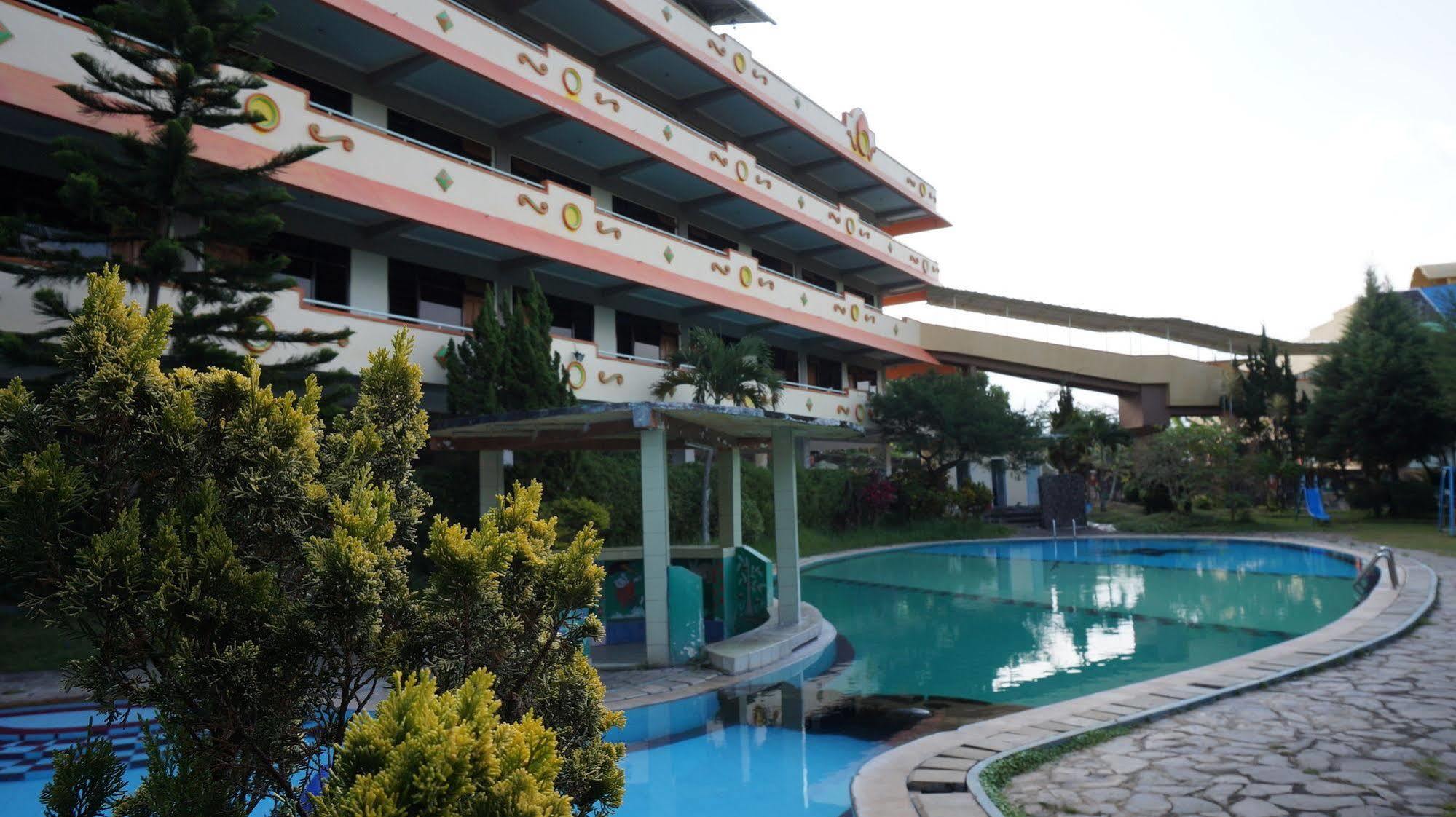 Hotel Surya Indah Batu Malang Extérieur photo