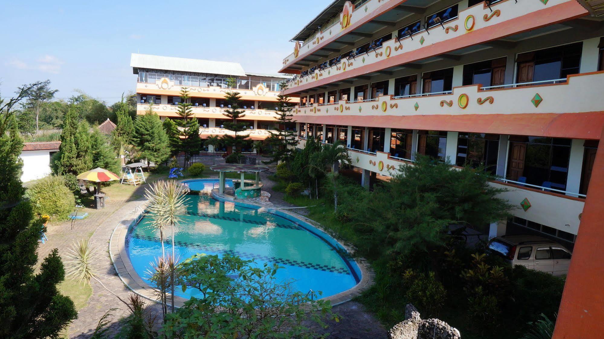 Hotel Surya Indah Batu Malang Extérieur photo