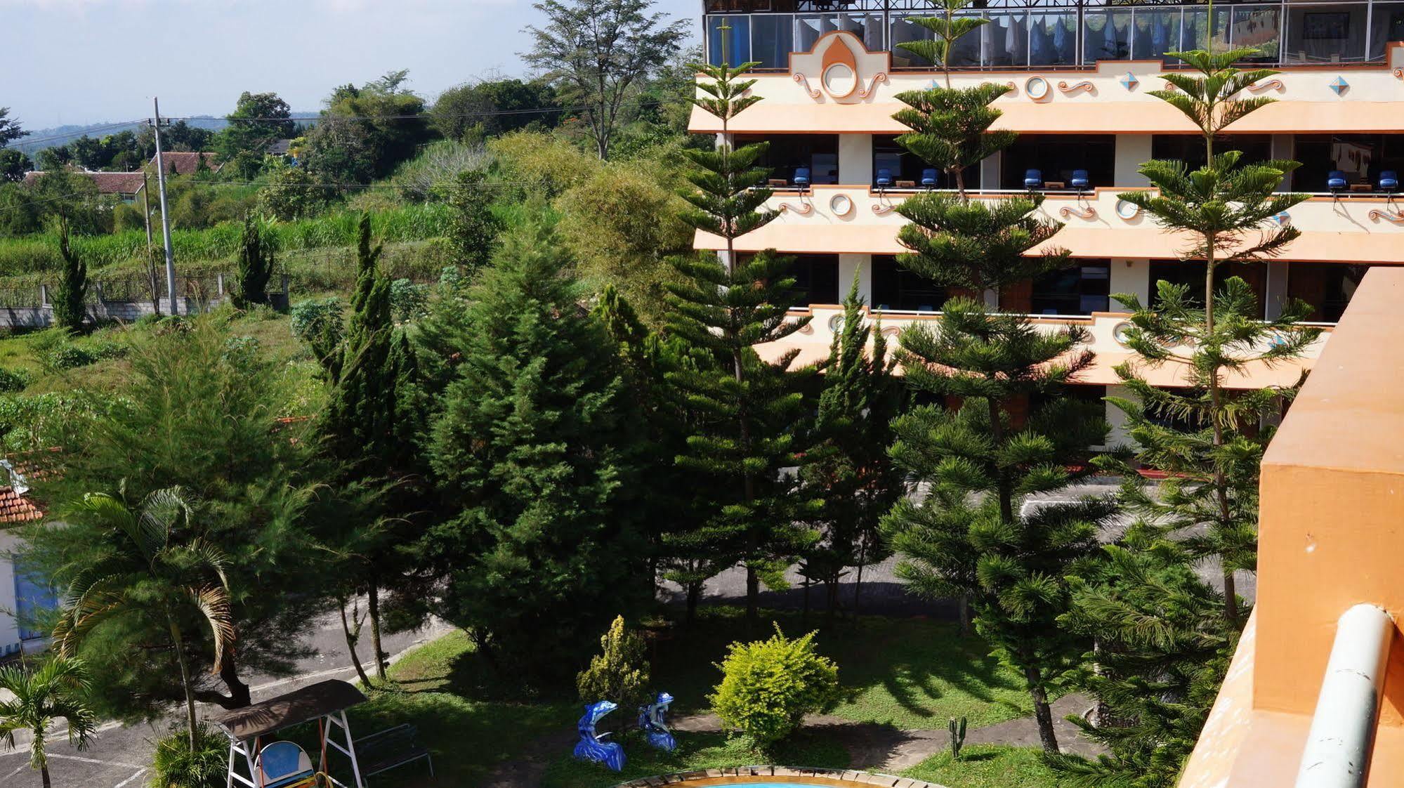 Hotel Surya Indah Batu Malang Extérieur photo